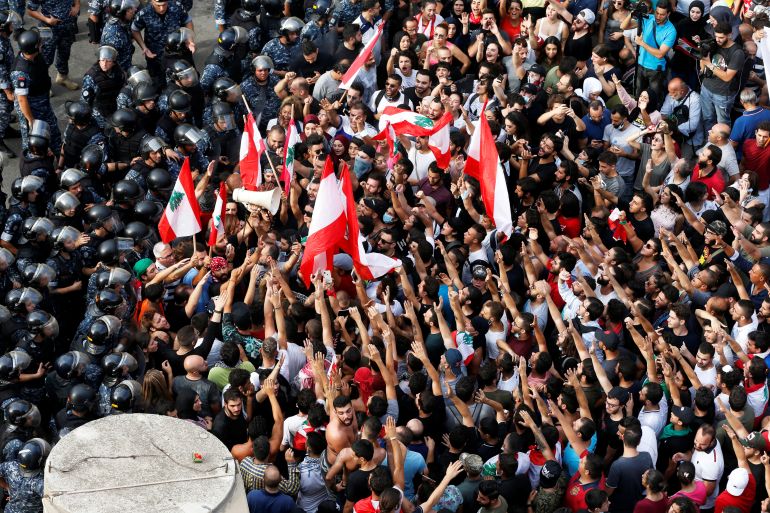 متظاهرون في العاصمة اللبنانية ضد تدهور الأوضاع في البلاد