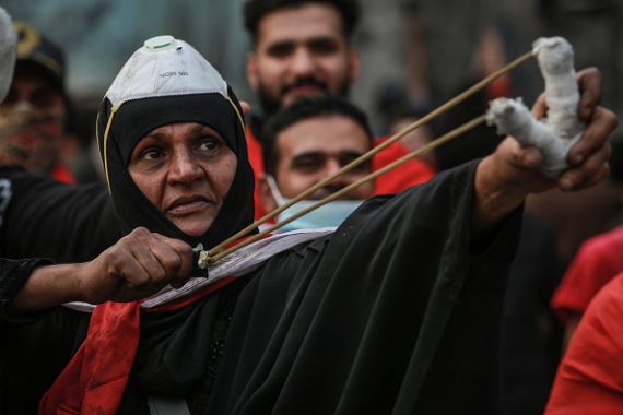 عراقية تشارك في مظاهرة بشارع الرشيد في العاصمة بغداد