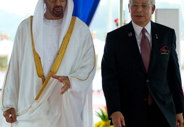 رئيس الوزراء الماليزي السابق نجيب عبدالرزاق(يمين) وولي عهد أبوظبي محمد بن زايد