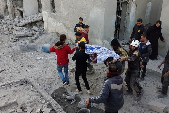 انتشال جثمان مدني قتل في غارة للنظام السوري على معرة مصرين في إدلب