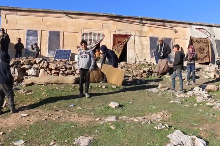 أسرة تهرب من قصف النظام السوري إلى مدجنة دجاج ومخزن أعلاف