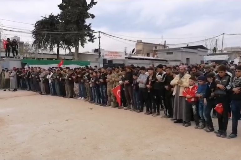 عدد من النازحين السوريين يؤدون صلاة الغائب على جنود أتراك قضوا أمس