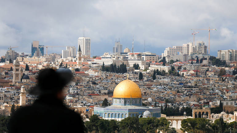 متطرف يهودي ينظر إلى مدينة القدس