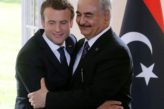 صورة تعود لعام 2017 عندما استقبل الرئيس الفرنسي إيمانويل ماكرون في باريس خليفة حفتر