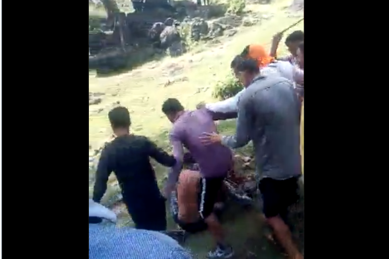 لقطة من فيديو الاعتداء على مسلمين اثنين في إحدى قرى "جامو وكشمير" الخاضع لسيطرة الهند