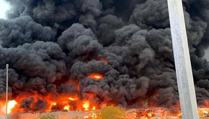 النيران تلتهم عددًا من المحال التجارية في السوق الإيراني بإمارة عجمان