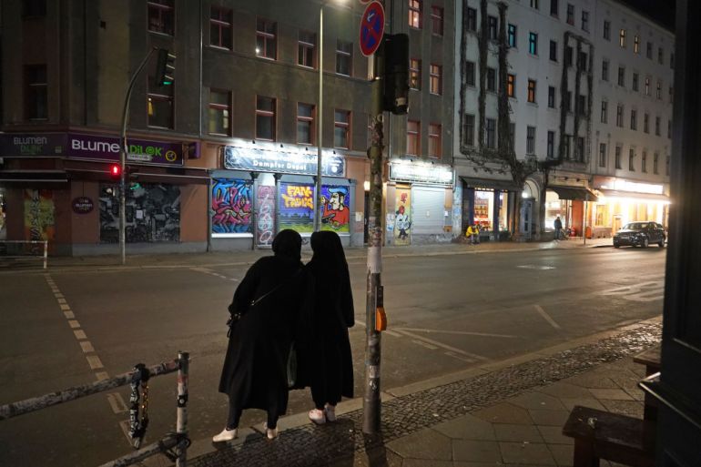 مسلمتان في العاصمة الألمانية برلين تنتظران عبور الشارع