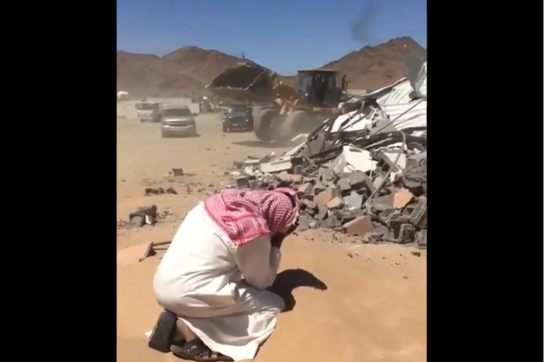 سعودي يفترش الأرض بعد هدم منزله من قبل السلطات 