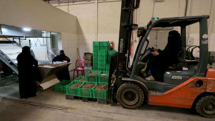 امرأة سعودية تقود الرافعة في مصنع تمور بالأحساء