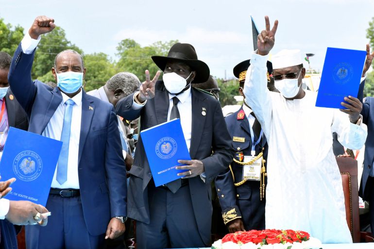 رئيس دولة تشاد إدريس ديبي (يمين)، ورئيس دولة جنوب السودان، سلفا كير (وسط)، ورئيس مجلس السيادة السوداني، عبد الفتاح البرهان أثناء توقيع الاتفاقية