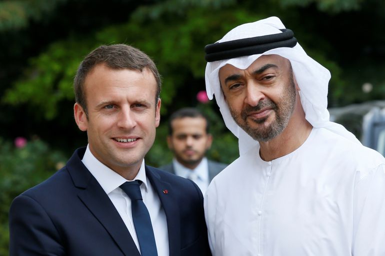 محمد بن زايد ولي عهد أبوظبي (يمين) والرئيس الفرنسي إيمانويل ماكرون