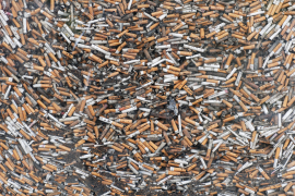 أعقاب سجائر مجمعة في أحد شوارع مدينة كان الفرنسية (رويترز)