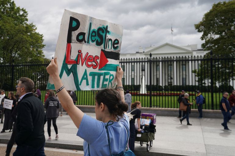 المحتجون عبروا عن رفضهم الدعم الذي تقدمه إدارة بايدن، للاحتلال الإسرائيلي في حربه على قطاع غزة (رويترز)