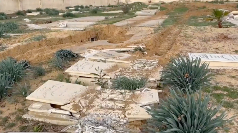 الاحتلال الإسرائيلي ينبش القبور في الحي النمساوي بمدينة خان يونس جنوبي قطاع غزة