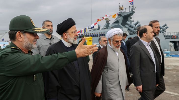 الرئيس الإيراني إبراهيم رئيسي اثناء زيارته لقاعدة بحرية تابعة للحرس الثوري في بندر عباس