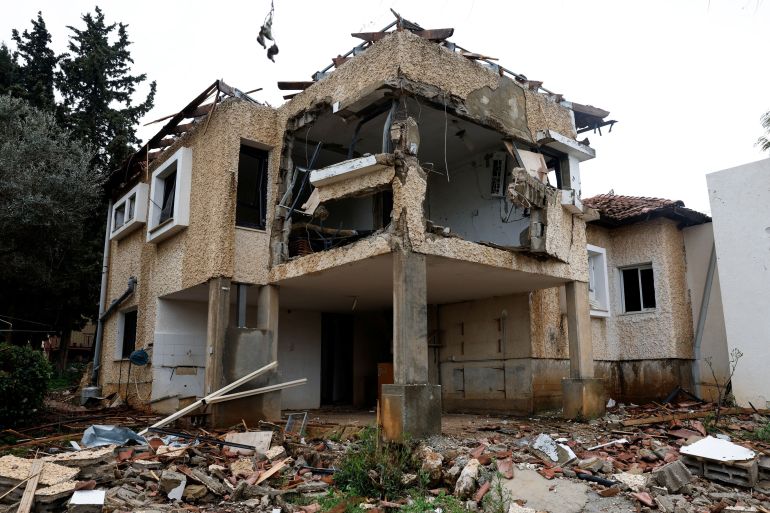 منزل متضرر في إسرائيل جراء صاروخ أطلقه حزب الله من لبنان