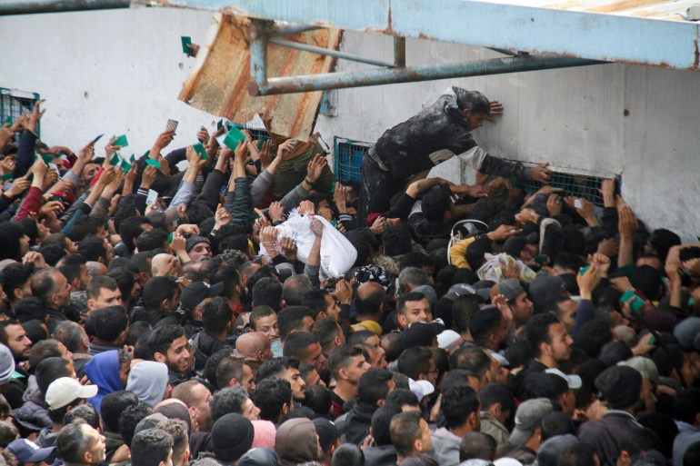 حشد من سكان غزة الذين يحاولون الوصول لمساعدات الأونروا