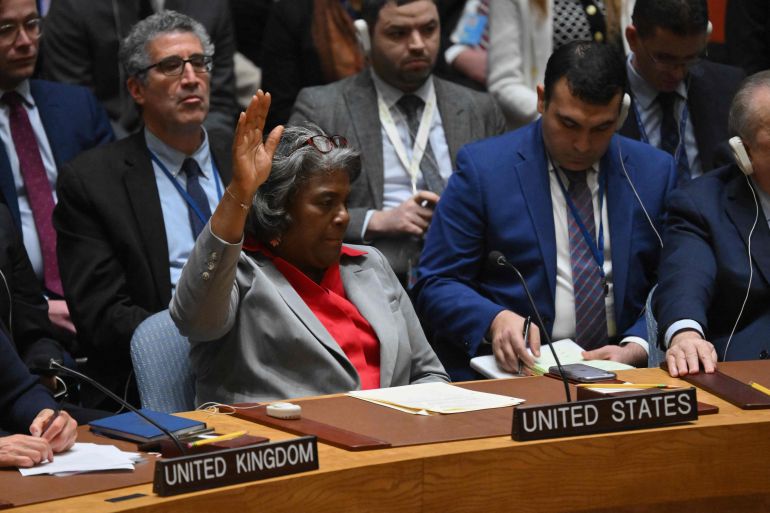سفيرة الولايات المتحدة لدى الأمم المتحدة ليندا توماس غرينفيلد تصوت بالامتناع عن التصويت جلسة مجلس الأمن