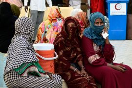 نساء سودانيات ينتظرن بمستشفى في بورتسودان وسط نقص الرعاية الصحية (الفرنسية)