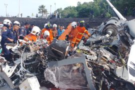 أفراد الطوارئ في موقع تحطم الطائرتين في لوموت بولاية بيراك في ماليزيا (رويترز)