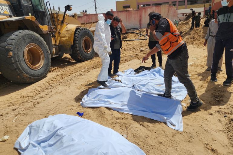 غزة.. انتشال جثامين متحللة لفلسطينيين قتلتهم إسرائيل بخان يونس