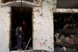 غارة إسرائيلية على منزل سكني في مدينة رفح جنوبي قطاع غزة (رويترز)