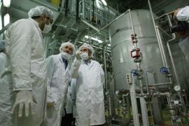 وفد برلماني إيراني أثناء زيارة لمنشأة تحويل يورانيوم قرب أصفهان في وسط إيران (الفرنسية)