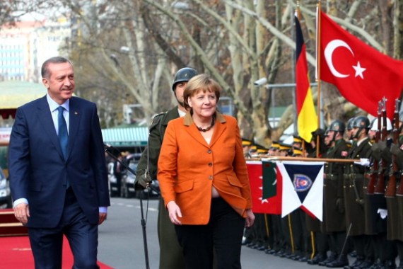 المستشارة الألمانية أنغيلا ميركل (يمين) والرئيس التركي رجب طيب أردوغان (يسار)