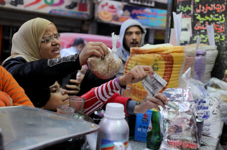 المصريون يتجهون إلى المنتجات المحلية مع هبوط الجنيه