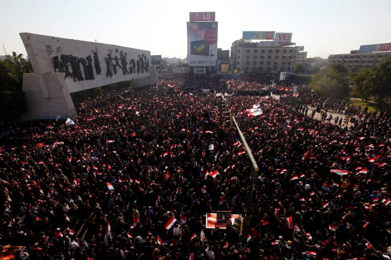 أنصار مقتدى الصدر يصرخون بشعارات خلال احتجاج للمطالبة بإصلاح لجنة الإشراف على الانتخابات