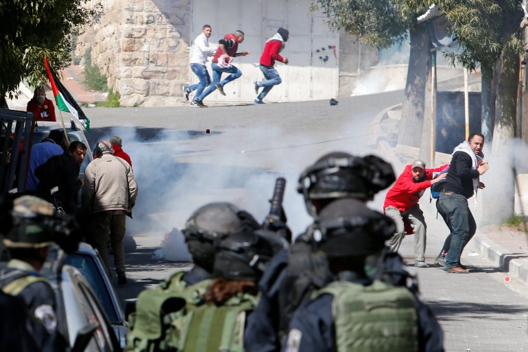 جيش الاحتلال الإسرائيلي يفرق مسيرة فلسطينية بالخليل (أرشيفية) 