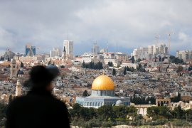 متشدد يهودي ينظر إلى مسجد قبة الصخرة في القدس القديمة