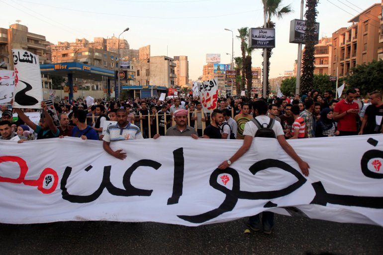 نشطاء يتظاهرون ضد الرئيس المصري عبد الفتاح السيسي في عام 2014