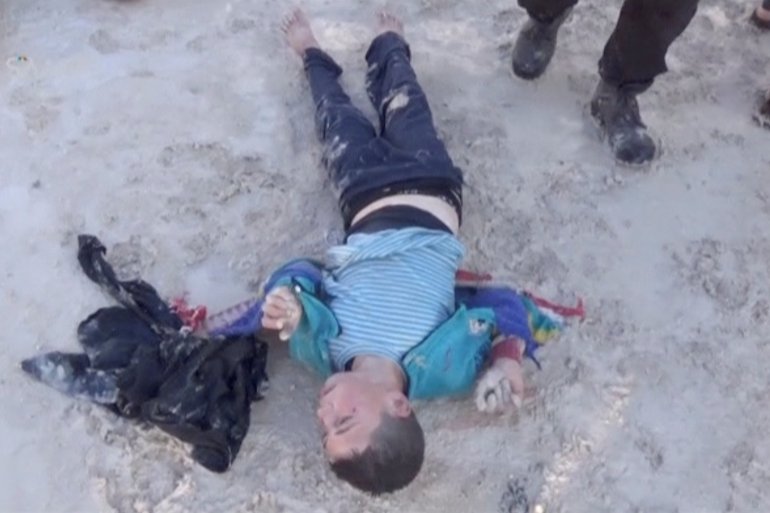 طفل ملقى على الأرض جراء هجوم بالغاز على منطقة خان شيخون في ريف إدلب بسوريا
