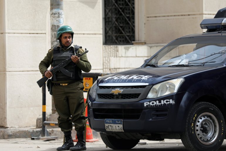 شرطي مسلح يؤمن الكنيسة القبطية التي تم تفجيرها (الأحد) في طنطا