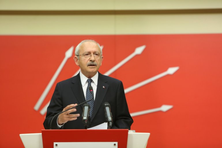 زعيم حزب الشعب الجمهوري المعارض في تركيا كمال كليتشدار خلال مؤتمر صحفي في انقرة