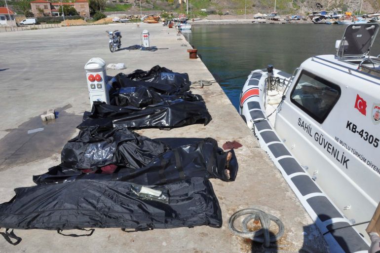 16شخصا أحدهم طفل لاقوا حتفهم إثر غرق زورق مطاطي يقل لاجئين ومهاجرين قبالة جزيرة ليسبوس اليونانية