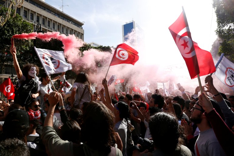 تونسيون يتظاهرون رفضا لقانون المصالحة مع رجال أعمال نظام زين العابدين بن علي