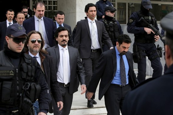 الجنود الأتراك أثناء خروجهم من مبنى المحكمة في اليونان