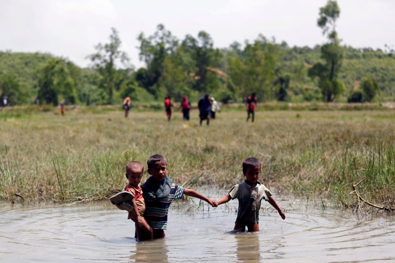 أطفال من الروهينغيا يفرون من المذابح عبر الحدود إلى ميانمار