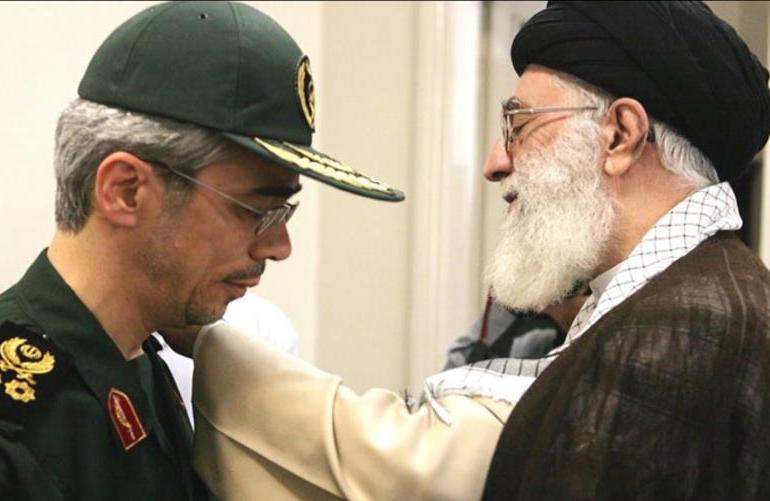 المرشد الأعلى خامنئي (يمين) مع الجنرال محمد باقري (يسار) رئيس أركان الجيش الإيراني