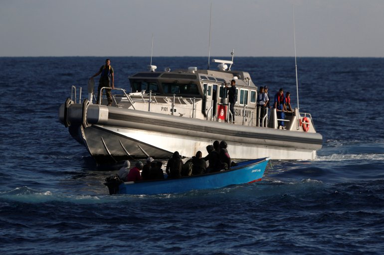 البحرية التونسية تنقذ قاربا للمهاجرين