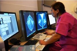 طبيبة تنظر في نتائج الموجات فوق الصوتية لمريضة مصابة بسرطان الثدي (أرشيفية)