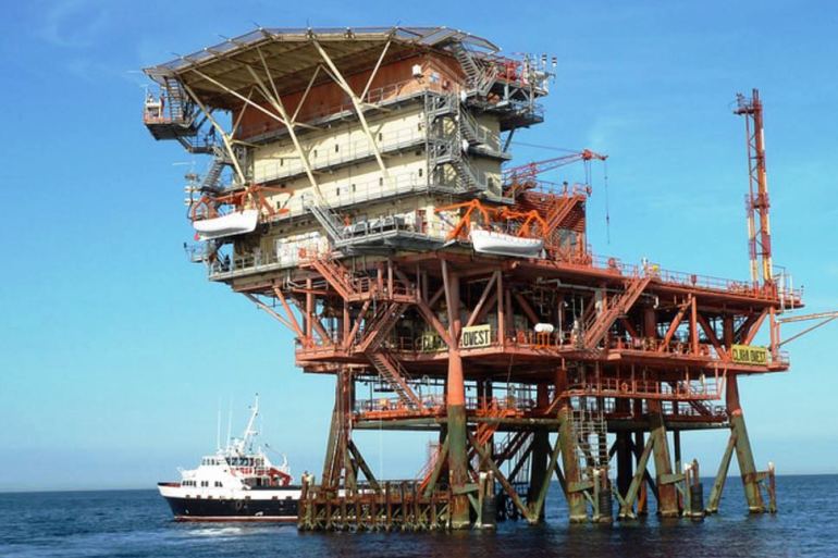 منصة لإنتاج الغاز الطبيعي في البحر