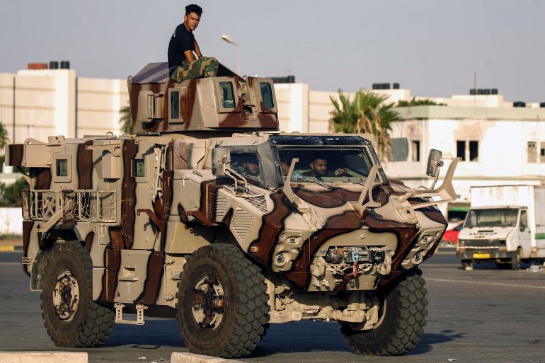 قوات موالية لخليفة حفتر في شوارع بنغازي