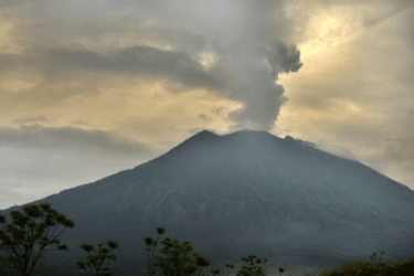  بركان "جبل أغونغ" في جزيرة بالي الإندونيسية
