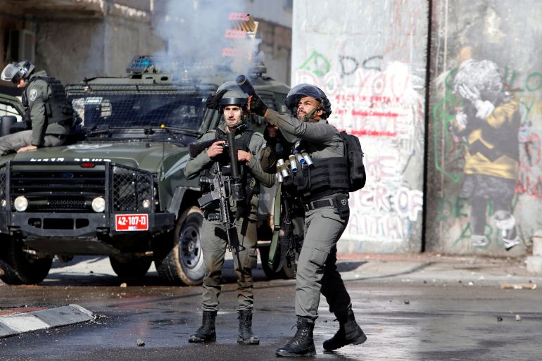 قوات الاحتلال تطلق الغاز المسيل للدموع والرصاص على الفلسطينيين