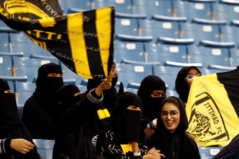 نساء سعوديات في داخل ستاد رياضي للمرة الأولى بالسعودية