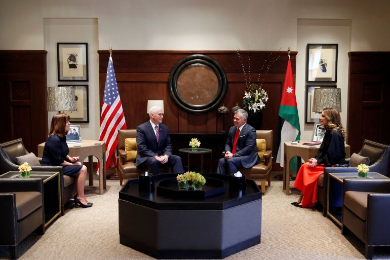 العاهل الأردني الملك عبد الله الثاني (يمين) ونائب الرئيس الأمريكي مايك بنس (يسار)