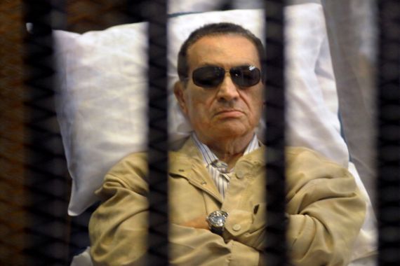 الرئيس المصري المخلوع حسني مبارك يجلس داخل قفص في قاعة المحكمة أثناء جلسة استماع له في القاهرة في 2 يونيو 2012 (أرشيفية)